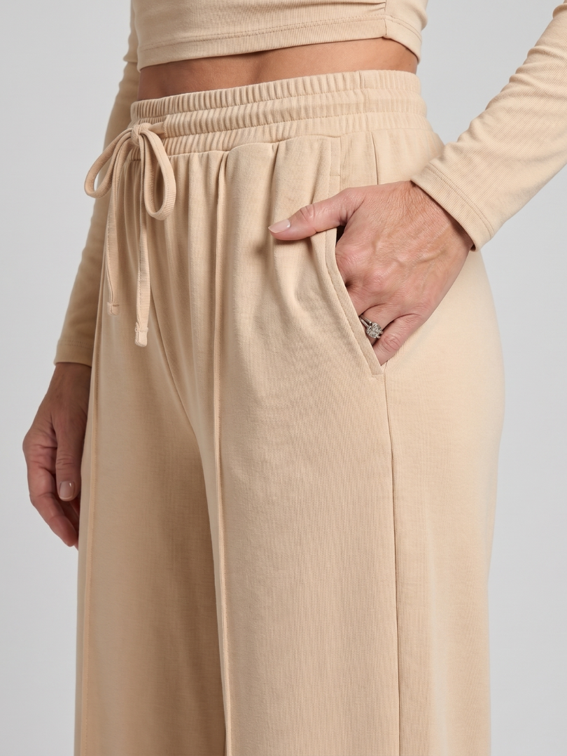 Set crop top a kalhoty s kulatým výsztergem a dlouhým mänkem