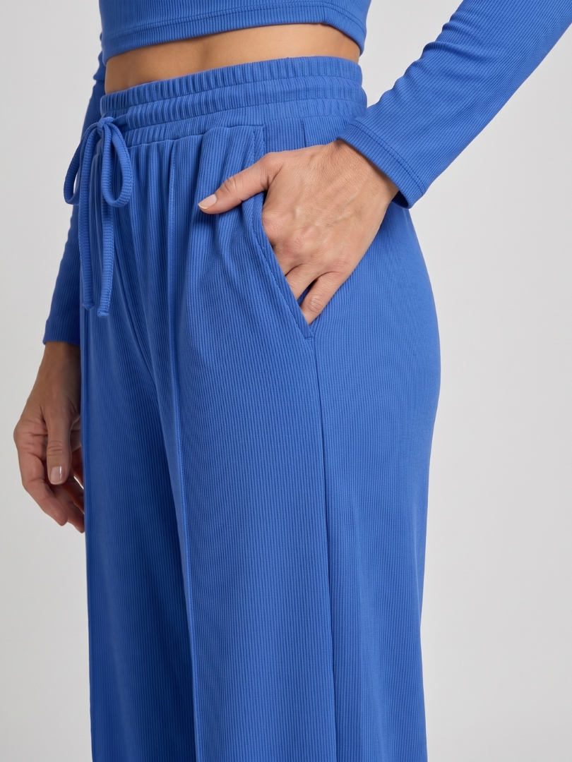 Set crop top a kalhoty s kulatým výsztergem a dlouhým mänkem