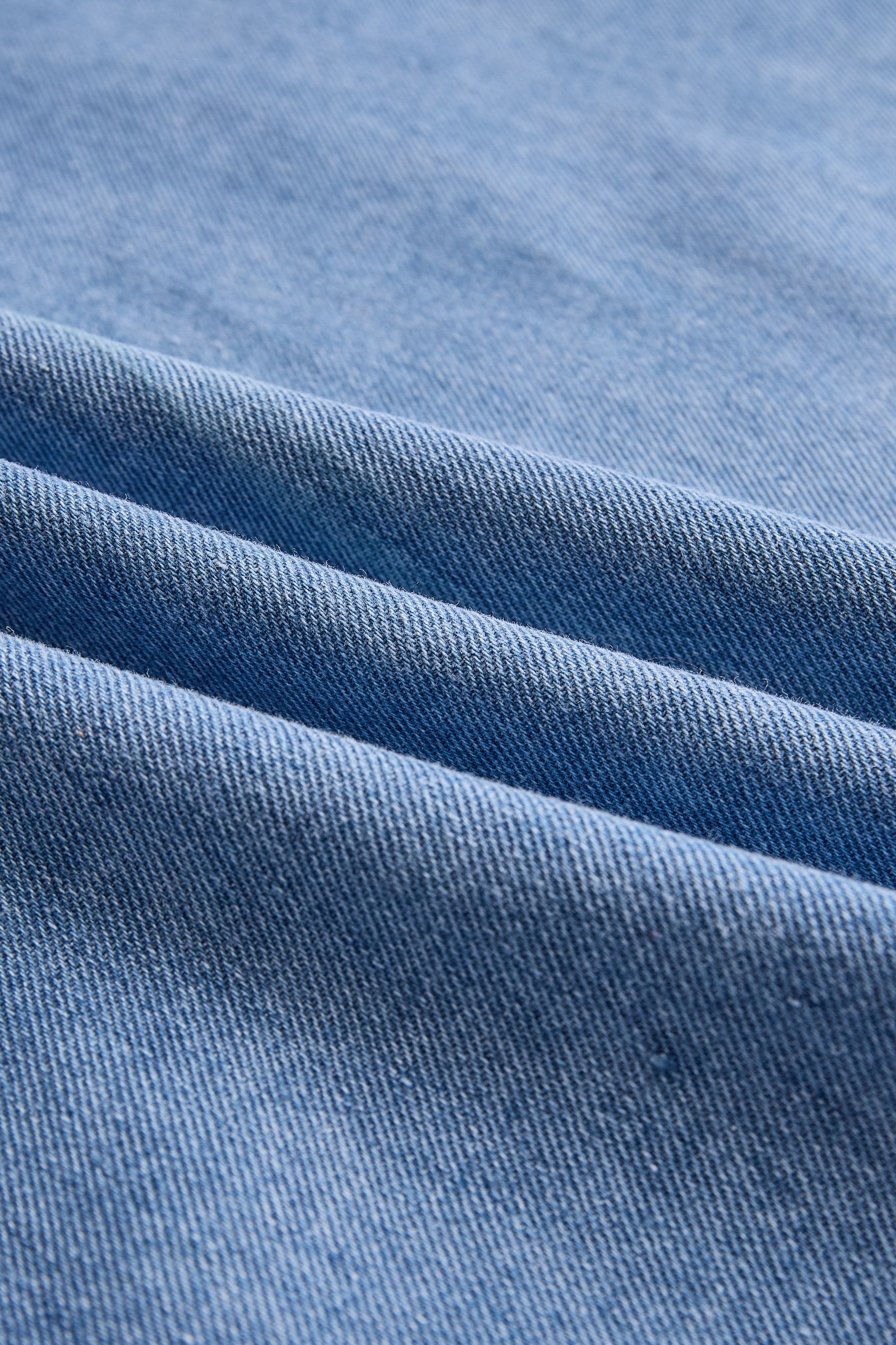 Stylish Sleeveless Halter Blouse with Neck Tie Detail