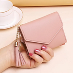 Lila - Mini portefeuille avec pendentif pompon - Élégant et compact
