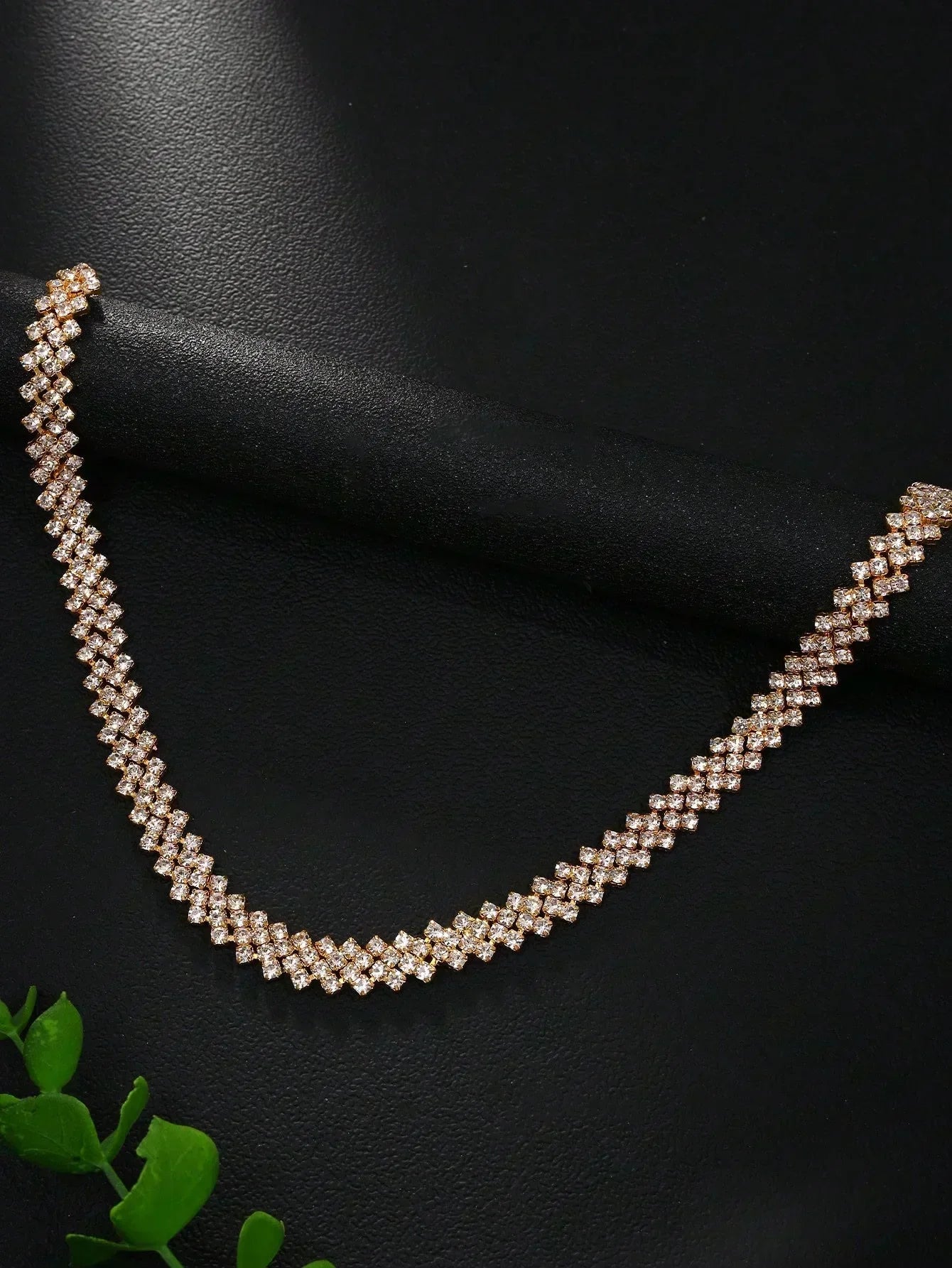 Elegantní náhrdelník s kamínky