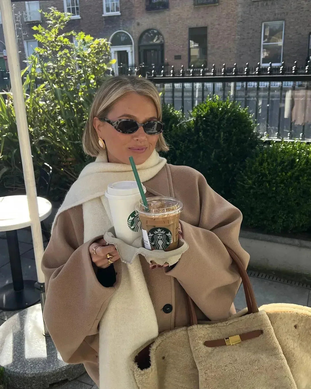 Women's loose-fitting coat with large lapels and buttons